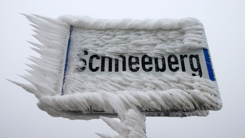 Una señal para el pueblo de Schneeberg, cubierta de hielo, en el norte de Austria,. // HEINZ-PETER BADER (REUTERS)