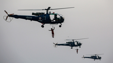 Comandos de la Armada India, demuestran sus habilidades durante las celebraciones del Día de la Marina, en Bombay. // DANISH SIDDIQUI (REUTERS)