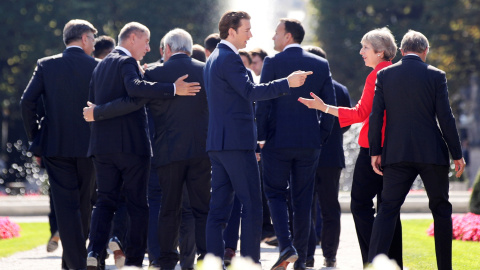 La primera minsitra birtánica, Theresa May, conversa con el canciller austriaco, Sebastian Kurz, camino de la foto de familia de la cumbre de la UE en Salzburgo. REUTERS/Lisi Niesner La primera minsitra birtánica, Theresa May, conversa con el canciller austriaco, Sebastian Kurz, camino de la foto de familia de la cumbre de la UE en Salzburgo. REUTERS/Lisi Niesner