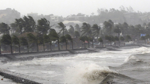 Una images de los fuertes vientos y de las olas provocadas por el tifón Hagupit, en la costa de la ciudad filipina de Legazpi. // REUTERS/Stringer