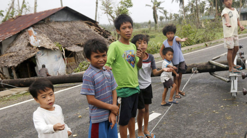 Unos niños víctimas del tifón reclama ayuda en la ciudad filipina de San Julian, en la isla de Samar. // EFE/EPA/FRANCIS R. MALASIG