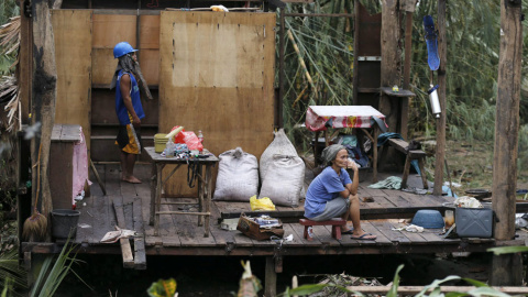 Una víctima del tifón, en su casa destrozada en la ciudad de Taft, en la isla filipina de Samar. // EFE/EPA/FRANCIS R. MALASIG
