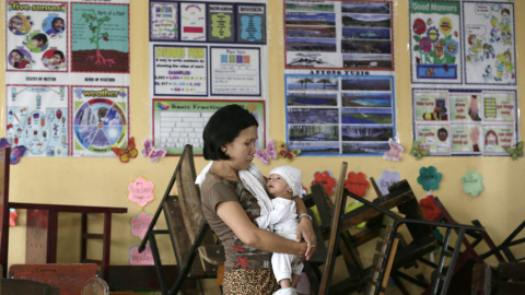 Una mujer con su bebé de dos meses en uno de los centros de evacuación de Manila. // EFE/EPA/DENNIS M. SABANGAN