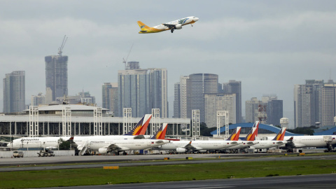 Un avión de aerolínea Cebu Pacific despega en la ciudad de Pasay, al sur de la capital filipina de Manila. // EFE/EPA/RITCHIE B. TONGO