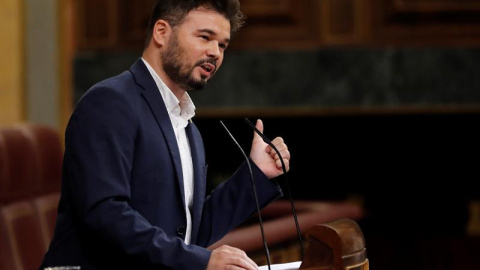 El portavoz de ERC, Gabriel Rufián, ha reanudado con su intervención el debate de investidura, este martes en el Congreso, la segunda jornada del debate del candidato socialista, Pedro Sánchez, en la que se celebra la primera votación, sin El portavoz de ERC, Gabriel Rufián, ha reanudado con su intervención el debate de investidura, este martes en el Congreso, la segunda jornada del debate del candidato socialista, Pedro Sánchez, en la que se celebra la primera votación, sin