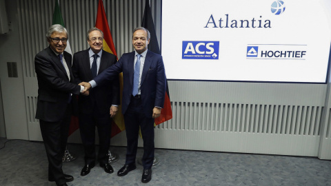 El presidente de ACS, Florentino Pérez (c); el consejero delegado de Atlantia, Giovanni Castelluci (i), y el presidente de Hochtief, Marcelino Fernández Verdes (d), posan antes de la rueda de prensa para explicar los detalles de su oferta c El presidente de ACS, Florentino Pérez (c); el consejero delegado de Atlantia, Giovanni Castelluci (i), y el presidente de Hochtief, Marcelino Fernández Verdes (d), posan antes de la rueda de prensa para explicar los detalles de su oferta c
