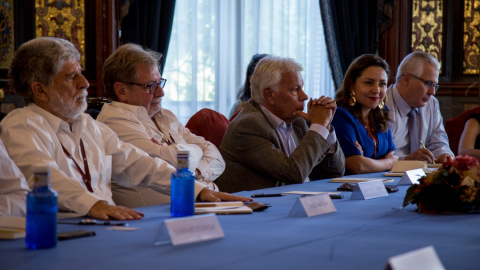 Celso Amorim, Juan Luis Cebrián, Felipe González, Renata Ávila y Baltasar Garzón en la reunión de trabajo promovida por Wadah Khanfar y Rafael Heiber de CAF en Casa de América. / AMAYA LARROUY Celso Amorim, Juan Luis Cebrián, Felipe González, Renata Ávila y Baltasar Garzón en la reunión de trabajo promovida por Wadah Khanfar y Rafael Heiber de CAF en Casa de América. / AMAYA LARROUY