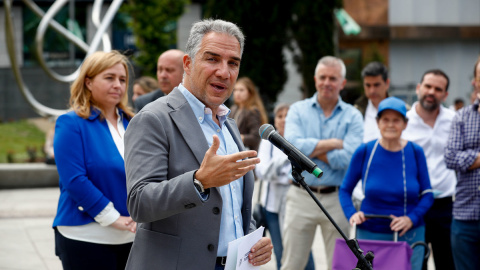 Elías Bendodo presenta ante los medios de comunicación un carro de la compra gigante para denunciar la subida desorbitada de los precios de los alimentos en Madrid. Elías Bendodo presenta ante los medios de comunicación un carro de la compra gigante para denunciar la subida desorbitada de los precios de los alimentos en Madrid.