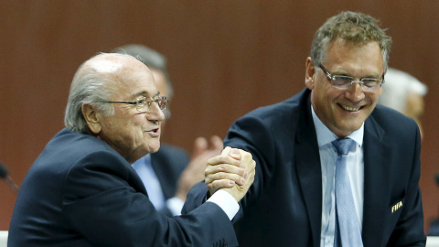 Jerome Valcke estrecha la mano a Joseph Blatter en el reciente Congreso de la FIFA. /REUTERS Jerome Valcke estrecha la mano a Joseph Blatter en el reciente Congreso de la FIFA. /REUTERS