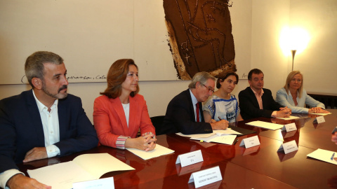 Fotografía facilitada por el Ayuntamiento de Barcelona de Jaume Collboni (PSC); Carina Mejías (Ciutadans); Xavier Trias (CiU); Ada Colau (BComú); Alfred Bosch (ERC), y Àngels Esteller (PP) durante la firma de la prórroga del contrato para a Fotografía facilitada por el Ayuntamiento de Barcelona de Jaume Collboni (PSC); Carina Mejías (Ciutadans); Xavier Trias (CiU); Ada Colau (BComú); Alfred Bosch (ERC), y Àngels Esteller (PP) durante la firma de la prórroga del contrato para a