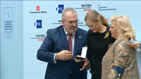 Cifuentes recibe la "Cruz de la Dignidad" de manos de la AVT Cifuentes recibe la "Cruz de la Dignidad" de manos de la AVT