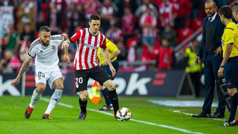Nuno habla con el asistente de Texeira Vitienes en el partido entre Valencia y Athletic de la discordia. Nuno habla con el asistente de Texeira Vitienes en el partido entre Valencia y Athletic de la discordia.