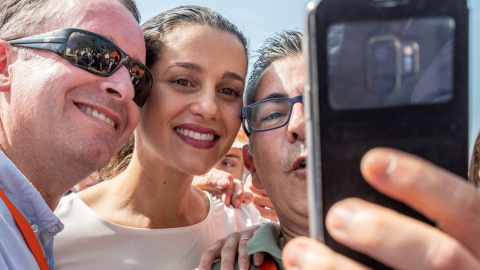 La portavoz de la Ejecutiva nacional de Ciudadanos, Inés Arrimadas, se fotografía con varios simpatizantes tras un acto en Palma de Mallorca. EFE La portavoz de la Ejecutiva nacional de Ciudadanos, Inés Arrimadas, se fotografía con varios simpatizantes tras un acto en Palma de Mallorca. EFE
