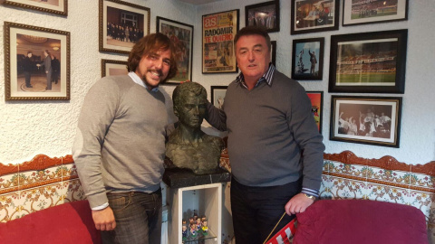 El periodista Juan Esteban Rodríguez y Radomir Antic, en la casa del entrenador serbio. El periodista Juan Esteban Rodríguez y Radomir Antic, en la casa del entrenador serbio.