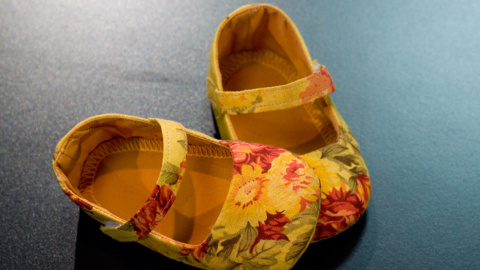 Zapatos de niña elaborados en los talleres sociales y en la prisión de Aranjuez. JAIRO VARGAS