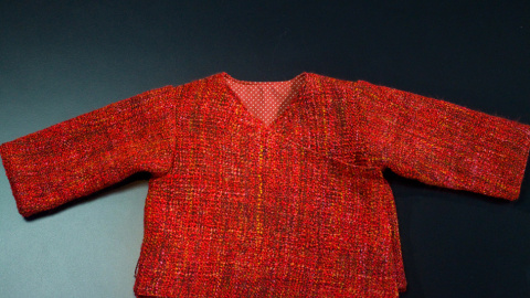 Chaqueta roja para niña, del proyecto social de Zapatelas. JAIRO VARGAS