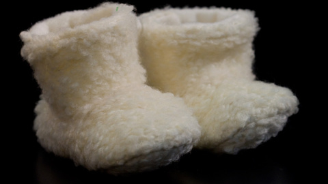 Botitas elaboradas en la cárcel de Alcalá Meco, por las presas. JAIRO VARGAS