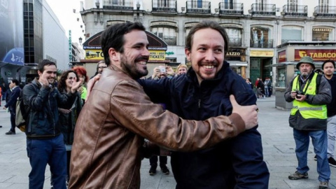 Fotografia colgada por Izquierda Unida en la red social Twitter de los lideres de Podemos Pablo Iglesias y Alberto Garzón tras alcanzar un acuerdo para la confluencia. / EFE Fotografia colgada por Izquierda Unida en la red social Twitter de los lideres de Podemos Pablo Iglesias y Alberto Garzón tras alcanzar un acuerdo para la confluencia. / EFE