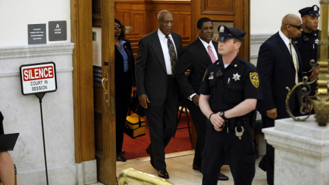 Bill Cosby abandona la Corte del Condado de Montgomery después de una audiencia preliminar en Norristown , Pennsylvania , EE.UU.- REUTERS / Matt Rourke / POOL Bill Cosby abandona la Corte del Condado de Montgomery después de una audiencia preliminar en Norristown , Pennsylvania , EE.UU.- REUTERS / Matt Rourke / POOL