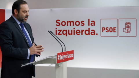 El secretario de Organización del PSOE, José Luis Ábalos, durante la rueda de prensa ofrecida en la sede del partido, en Madrid, para hacer balance del año 2017. EFE/Javier Lizón El secretario de Organización del PSOE, José Luis Ábalos, durante la rueda de prensa ofrecida en la sede del partido, en Madrid, para hacer balance del año 2017. EFE/Javier Lizón