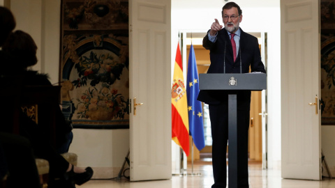 El presidente del Gobierno, Mariano Rajoy, durante la rueda de prensa tras la última reunión del Consejo de Ministros en 2017. REUTERS/Juan Medina El presidente del Gobierno, Mariano Rajoy, durante la rueda de prensa tras la última reunión del Consejo de Ministros en 2017. REUTERS/Juan Medina