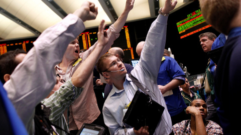 Operadores del mercado de petróleo y gas natural del mercado de futuros de Nueva York. REUTERS/Shannon Stapleton