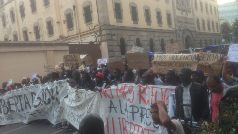Decenas de manteros se manifiestan en Barcelona contra la represión policial. Decenas de manteros se manifiestan en Barcelona contra la represión policial.