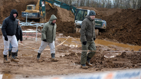 Expertos forenses, miembros de la Comisión Internacional de Personas Desaparecidas (ICMP) y trabajadores bosnios buscan mientras llueve restos humanos en Tomašica, en una imagen de archivo tomada en 2013 Expertos forenses, miembros de la Comisión Internacional de Personas Desaparecidas (ICMP) y trabajadores bosnios buscan mientras llueve restos humanos en Tomašica, en una imagen de archivo tomada en 2013