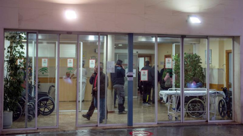 Hospital San Juan de la Cruz de Úbeda en cuya sala de urgencias ha fallecido una mujer de 64 años, al pasar doce horas en una camilla sin que nadie se diera cuenta de su presencia y sin ser atendida. EFE/José Manuel Pedrosa. Hospital San Juan de la Cruz de Úbeda en cuya sala de urgencias ha fallecido una mujer de 64 años, al pasar doce horas en una camilla sin que nadie se diera cuenta de su presencia y sin ser atendida. EFE/José Manuel Pedrosa.