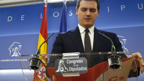 El presidente de Ciudadanos, Albert Rivera, durante la rueda de prensa que ha ofrecido en el Congreso de los Diputados, para hacer balance de un 2017. EFE/ J.P.Gandul El presidente de Ciudadanos, Albert Rivera, durante la rueda de prensa que ha ofrecido en el Congreso de los Diputados, para hacer balance de un 2017. EFE/ J.P.Gandul