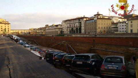 La grieta cerca del río Arno en Florencia. / Vigili del fuoco Firenze La grieta cerca del río Arno en Florencia. / Vigili del fuoco Firenze