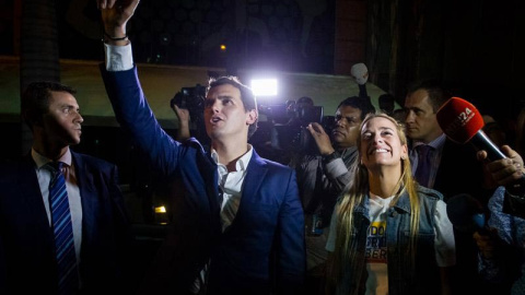 Albert Rivera y Lilian Tintori, esposa del opositor venezolano encarcelado Leopoldo López, saludan a Daniel Ceballos en el exterior de su residencia. / MIGUEL GUTIÉRREZ (EFE) Albert Rivera y Lilian Tintori, esposa del opositor venezolano encarcelado Leopoldo López, saludan a Daniel Ceballos en el exterior de su residencia. / MIGUEL GUTIÉRREZ (EFE)