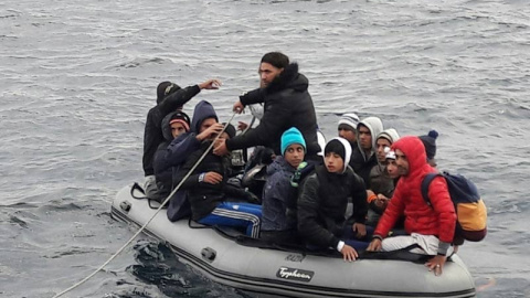 Inmigrantes en un bote neumático. | EP Inmigrantes en un bote neumático. | EP