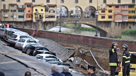 El socavón se ha producido cerca del famoso Puente Viejo de Florencia. EFE/Maurizio Degl' Innocenti