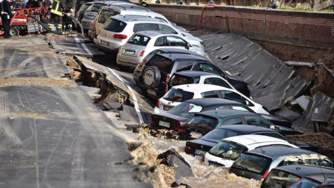 Una veintena de coches se han visto afectados por el desplazamiento de tierra. EFE//Maurizio Degl' Innocenti