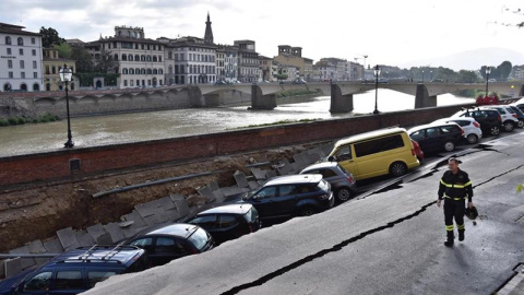 El desplazamiento de tierra se ha producido a orillas del río Arno, en el centro de Florencia. EFE/Maurizio Degl' Innocenti