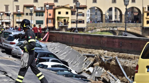Un bombero trabaja cerca del socavón. EFE/Maurizio Degl' Innocenti
