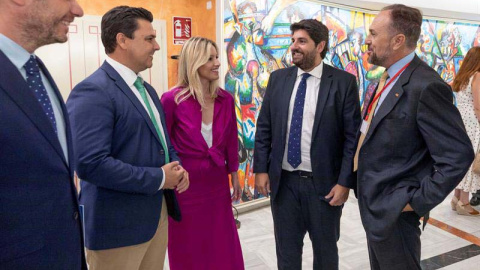 El candidato del PP a presidir la Región de Murcia, Fernando López Miras (segund por la derecha), acompañado por la diputada de Ciudadanos Ana Martínez Vidas (centro), el secretario general de Vox Murcia Luis Gestoso (derecha) y el negociad El candidato del PP a presidir la Región de Murcia, Fernando López Miras (segund por la derecha), acompañado por la diputada de Ciudadanos Ana Martínez Vidas (centro), el secretario general de Vox Murcia Luis Gestoso (derecha) y el negociad
