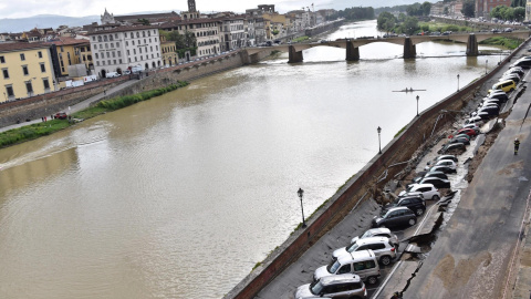 Varios vehículos aparecen engullidos por un socavón cerca del famoso Puente Viejo a orillas del río Arno, en el centro de la ciudad italiana de Florencia (Italia). EFE/Maurizio Degl' Innocenti