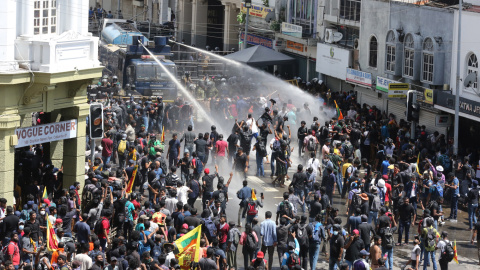 09/07/2022 Las fuerzas de seguridad de Sri Lanka utilizan cañones de agua para dispersar a los manifestantes que protestan contra el Gobierno cerca de la vivienda del presidente del país 09/07/2022 Las fuerzas de seguridad de Sri Lanka utilizan cañones de agua para dispersar a los manifestantes que protestan contra el Gobierno cerca de la vivienda del presidente del país