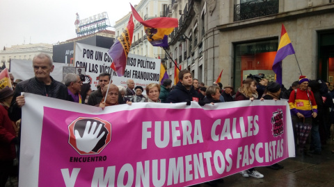 Manifestantes en la Puerta del Sol para exigir que se retiren los nombres de calles y símbolos franquistas / SARA PLAZA Manifestantes en la Puerta del Sol para exigir que se retiren los nombres de calles y símbolos franquistas / SARA PLAZA