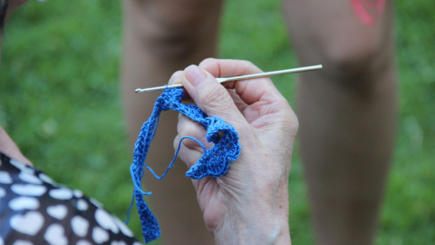 En esa había un taller para hacer bolsos “de esos de esparto que se pusieron de moda”, y ganchillo, y bingo En esa había un taller para hacer bolsos “de esos de esparto que se pusieron de moda”, y ganchillo, y bingo