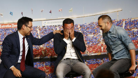 Bartomeu e Iniesta, con un Xavi emocionado. EFE/Alejandro García Bartomeu e Iniesta, con un Xavi emocionado. EFE/Alejandro García