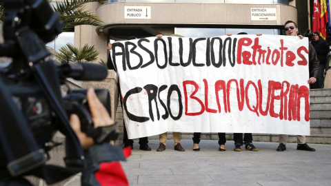 Simpatizantes de los quince ultras que asaltaron el centro cultural Blanquerna de Madrid durante la Diada de 2013, a las puertas de de la sección 30 de la Audiencia Provincial de Madrid donde se inicia el juicio contra ellos, para quienes l