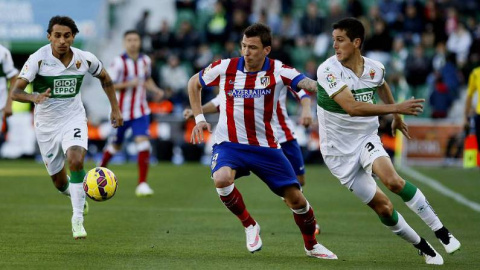 Partido entre el Elche y el Atlético esta temporada. MANUEL LORENZO / EFE Partido entre el Elche y el Atlético esta temporada. MANUEL LORENZO / EFE
