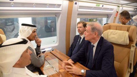 El ministro de Transportes de Arabia Saudí, a la izquierda de la imagen, conversa con el embajador de España en Arabia Saudí, Álvaro Iranzo, durante el viaje inaugural. | REUTERS El ministro de Transportes de Arabia Saudí, a la izquierda de la imagen, conversa con el embajador de España en Arabia Saudí, Álvaro Iranzo, durante el viaje inaugural. | REUTERS