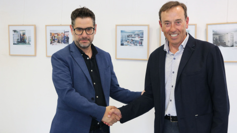 Josep Quintana i Pep Berga segellant l'acord amb una encaixada de mans Josep Quintana i Pep Berga segellant l'acord amb una encaixada de mans