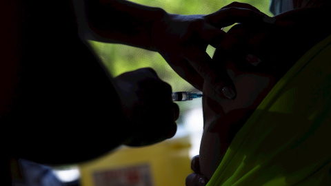 08/02/2021.- Una enfermera vacuna contra la covid-19 en La Reina, en Santiago (Chile). 08/02/2021.- Una enfermera vacuna contra la covid-19 en La Reina, en Santiago (Chile).