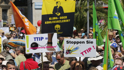 Manifestantes con pancartas contra el TTIP en la marcha contra el acuerdo comercial entre EEUU y la UE y contra el G-/ en Múnich, ante la cumbre de los siete países más ricos del mundo que se celebrará el 7 y 8 de junio en Baviera. REUTERS/