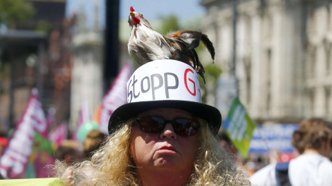 Una Manifestante con un gorro contra el TTIP en la marcha contra el acuerdo comercial entre EEUU y la UE y contra el G-/ en Múnich, ante la cumbre de los siete países más ricos del mundo que se celebrará el 7 y 8 de junio en Baviera. REUTER